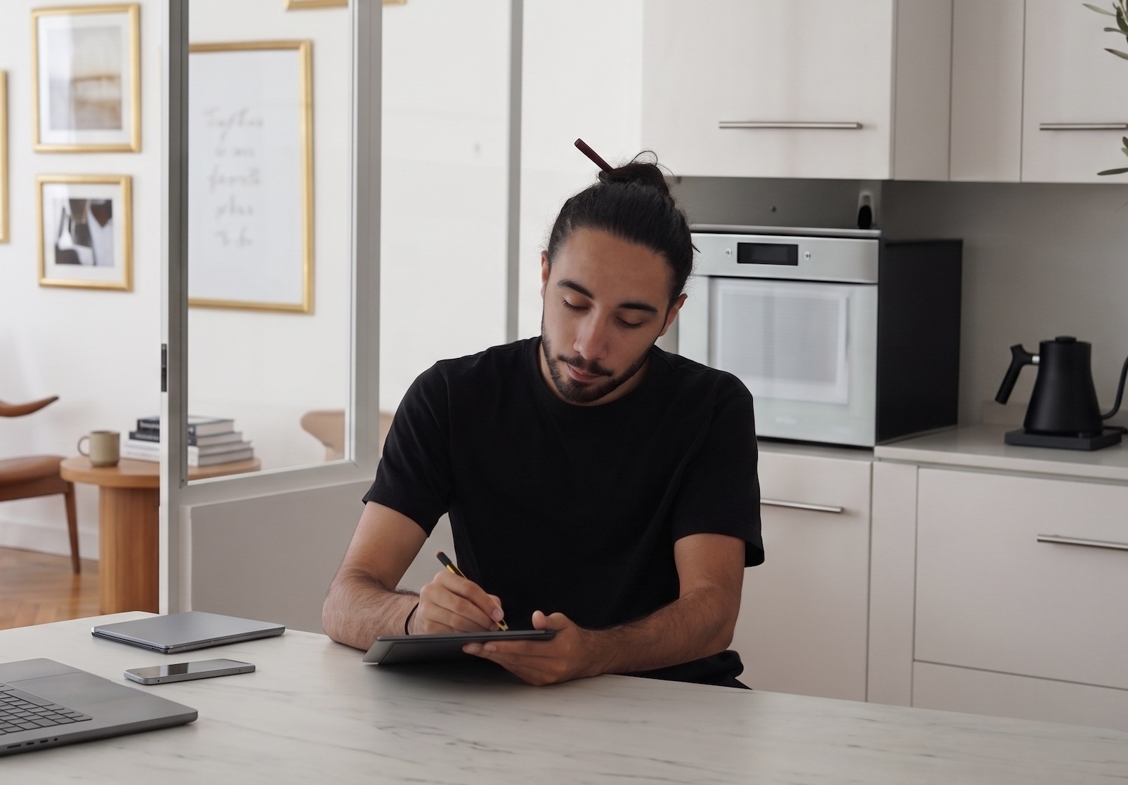 Théo Moussaoui prenant des notes